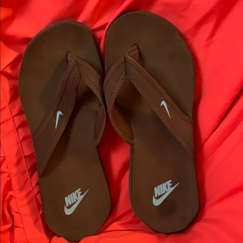 Nike Brown/Light Blue Flip flops - size 7 ☀️